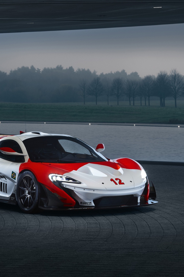 Спортивный McLaren MSO P1 GTR Ayrton Senna 2019 года на трассе