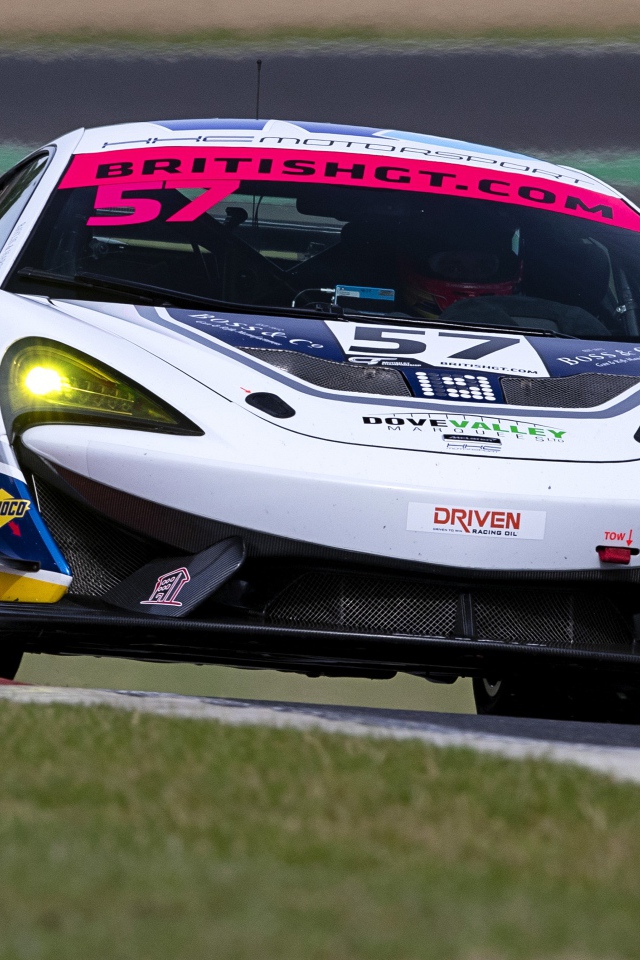 Спортивный автомобиль McLaren 720S GT3 на гоночной трассе