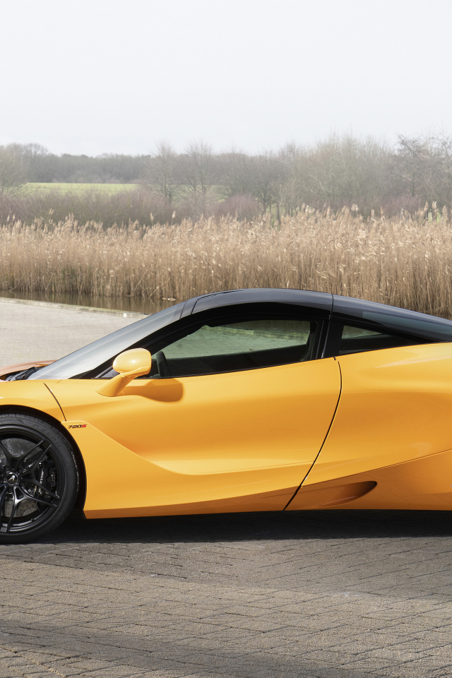 Желтый спортивный автомобиль McLaren MSO 720S Spa, 2019 года у воды