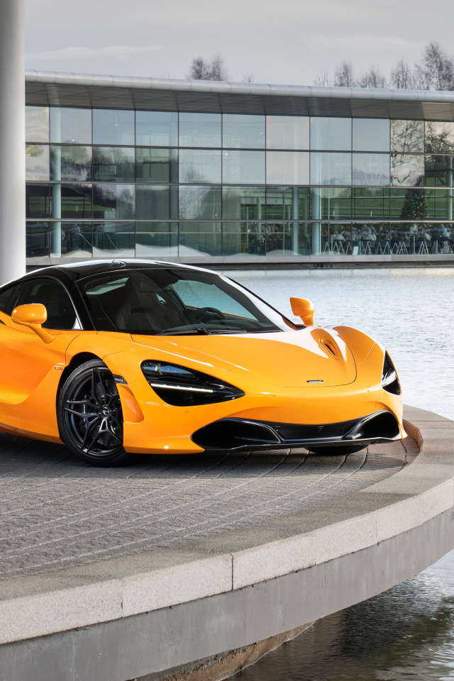 Желтый спортивный автомобиль McLaren MSO 720S Spa 68,  2019 года у воды