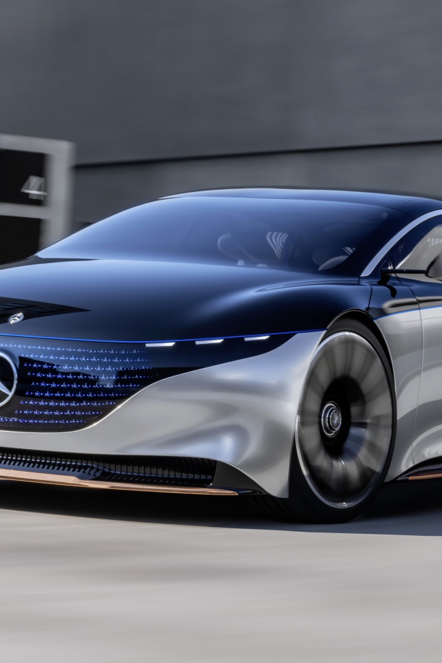 Автомобиль Mercedes-Benz Vision EQS 2019 года у серого здания