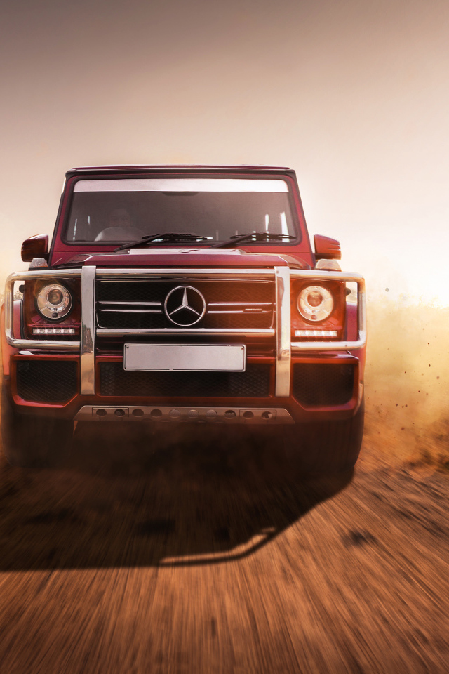Большой внедорожник Mercedes G63 AMG на дороге
