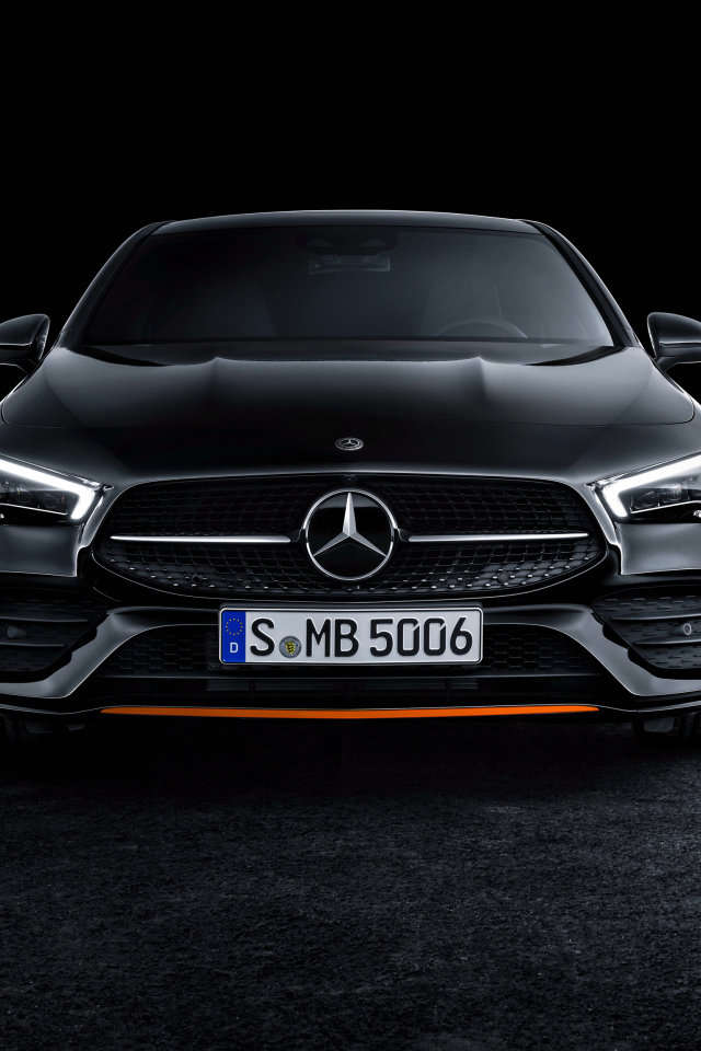 Черный автомобиль Mercedes-Benz CLA 250 AMG, 2019 года на черном фоне