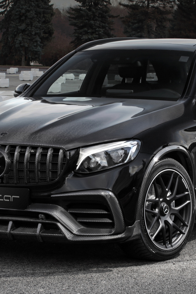Черный автомобиль Mercedes-AMG GLC-Klasse Inferno 
