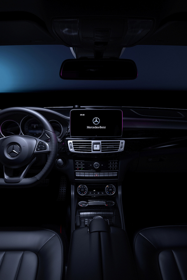 Черный кожаный салон автомобиля Mercedes-Benz CLS 