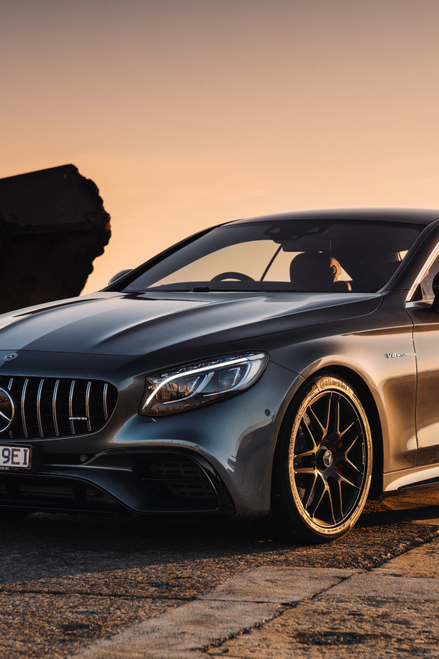 Автомобиль Mercedes-AMG S 63 в лучах солнца