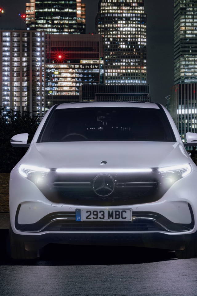 Автомобиль Mercedes-Benz EQC 400 4MATIC AMG Line 2019 на фоне небоскребов