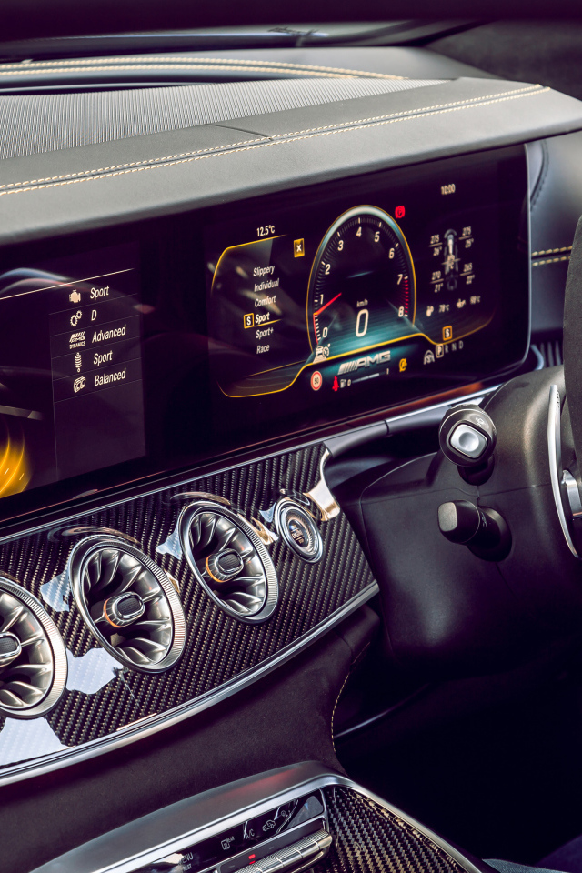 Приборная панель и руль автомобиля Mercedes-AMG GT 63 S 4MATIC 2019 года