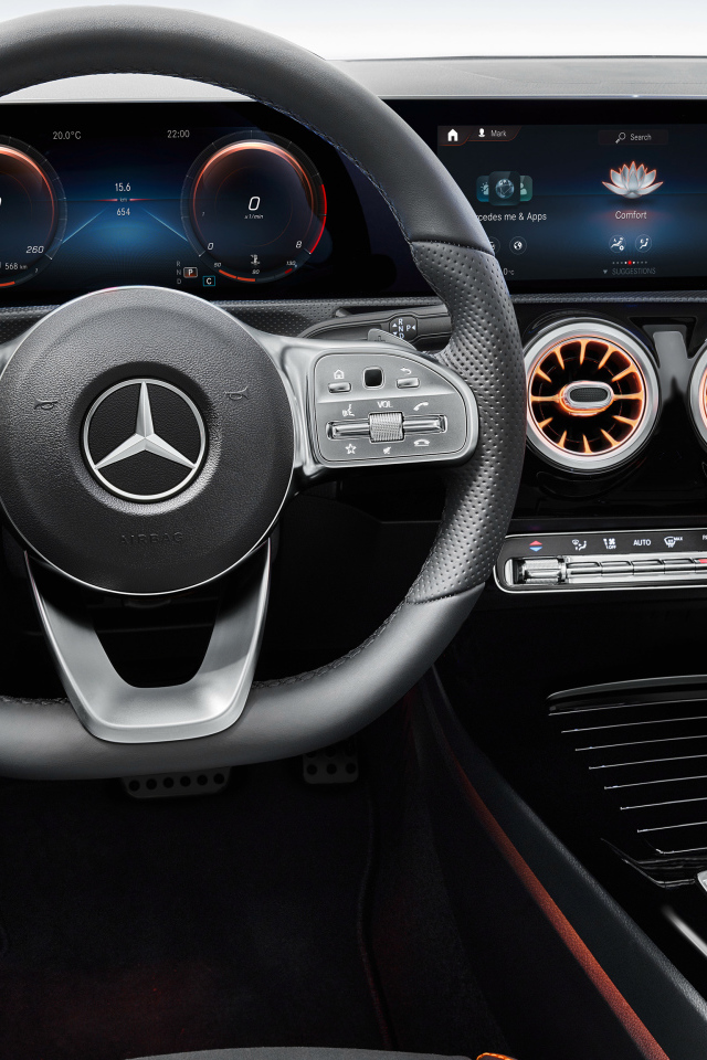 Салон автомобиля Mercedes-Benz CLA 250, 2019 года 