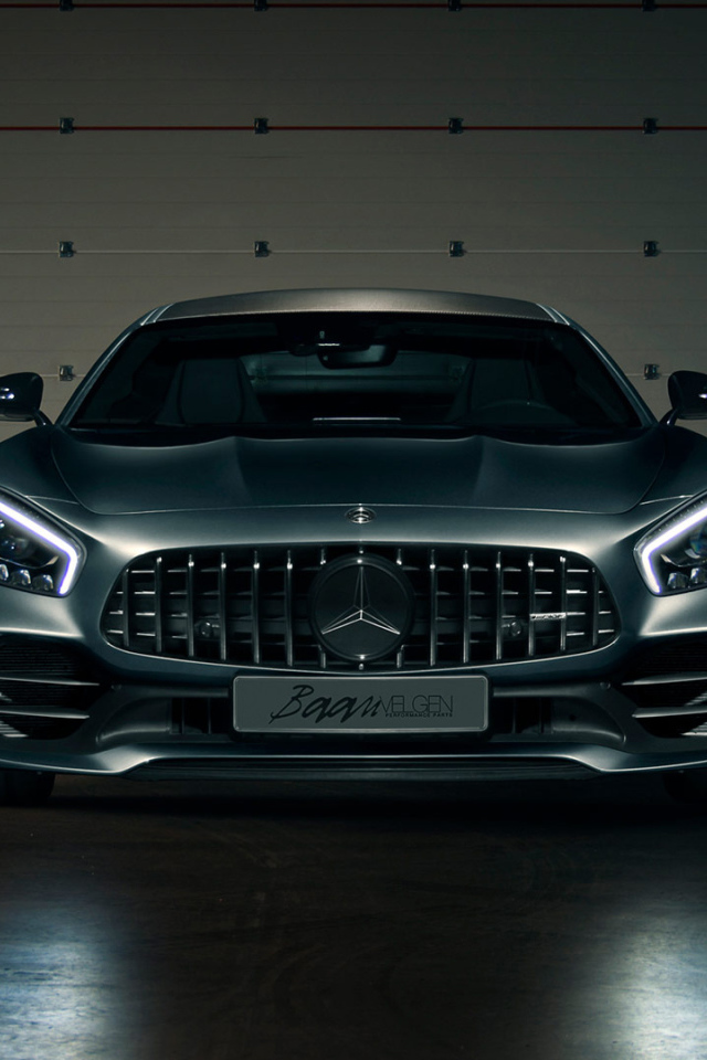 Серебристый автомобиль Mercedes-AMG GT R ADV1 вид спереди