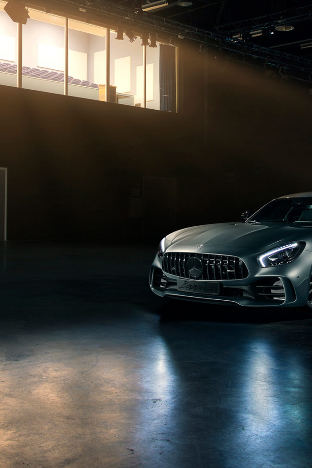 Серебристый автомобиль Mercedes-AMG GT R ADV1 в ангаре 