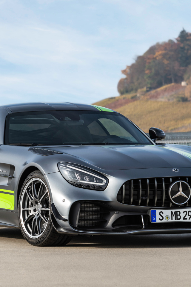 Серебристый автомобиль Mercedes-AMG GT R PRO 2019 года  