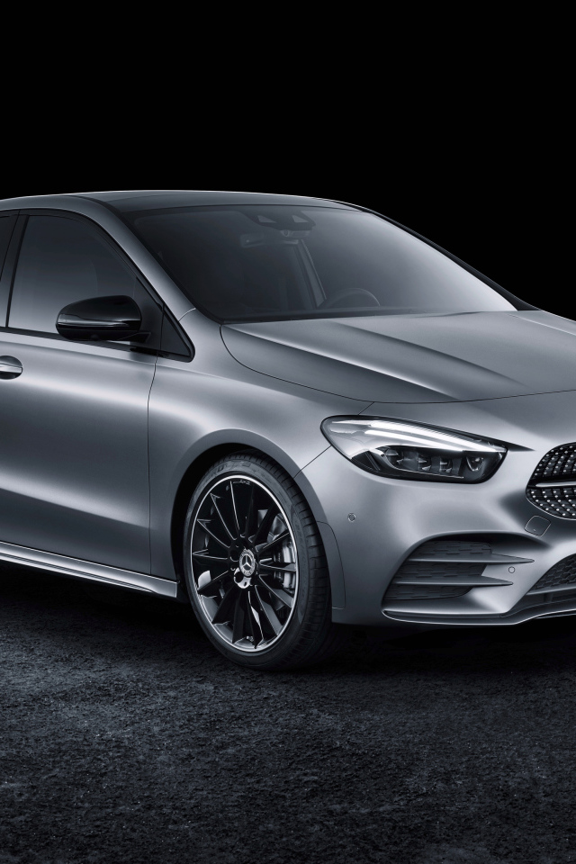 Серебристый автомобиль Mercedes-Benz B-Klasse AMG Line 2019 года 