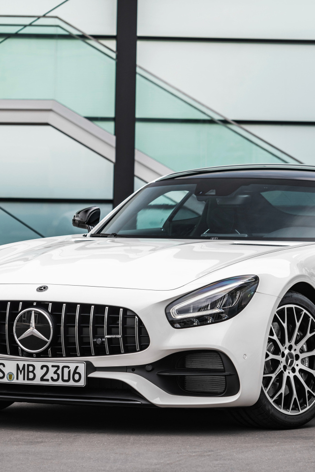 Белый автомобиль Mercedes-AMG GT 2019 года 