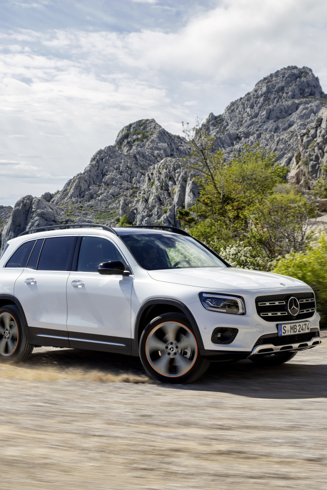 Белый внедорожник Mercedes-Benz GLB-Class в горах