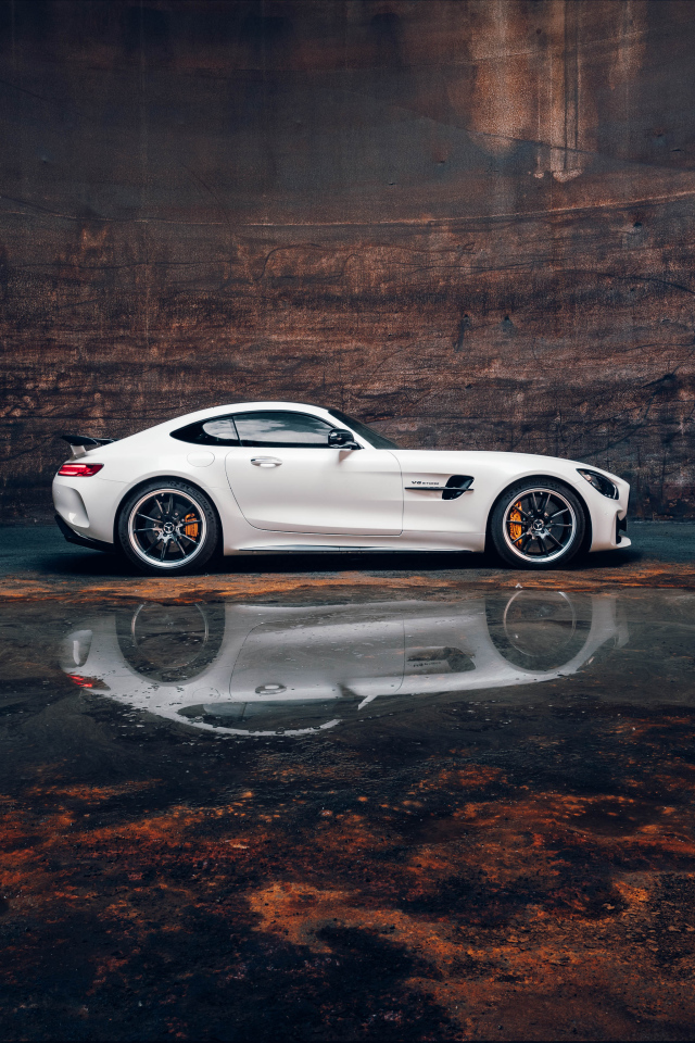 Белый автомобиль Mercedes-AMG GT R у воды