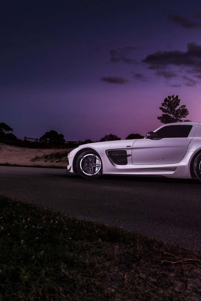 Белый автомобиль Mercedes-Benz SLS  вид сзади