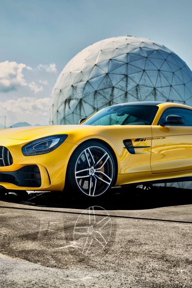 Желтый автомобиль Mercedes-AMG GT R, 2019 года на фоне шара