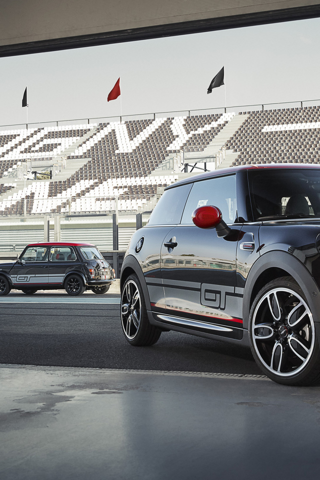 Черный автомобиль MINI Cooper S GT на гоночной трассе