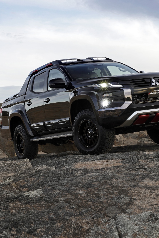 Внедорожник Mitsubishi Triton Absolute 2019 года в горах 
