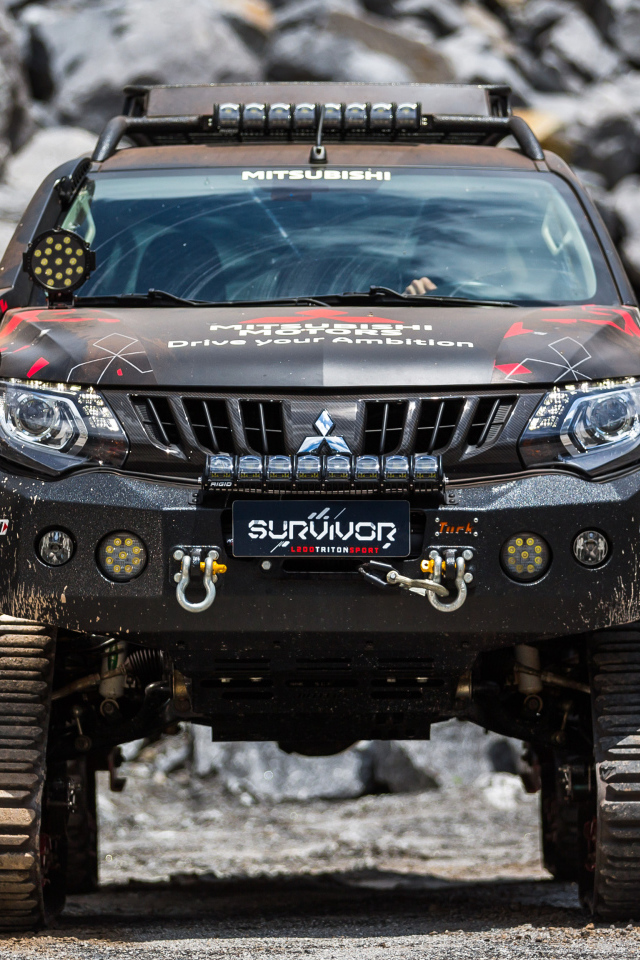 Внедорожник Mitsubishi L200 Triton Survivor 2018 года на фоне гор