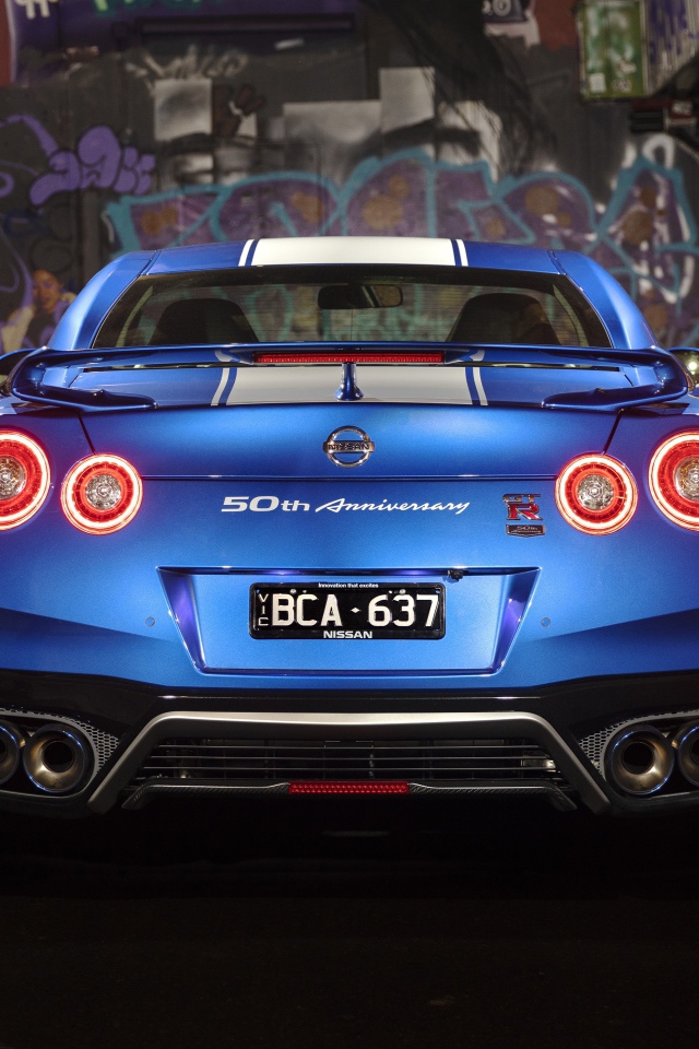 Автомобиль Nissan GT-R 50th Anniversary 2019 года вид сзади