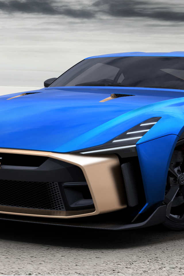 Синий автомобиль Nissan GT-R50 2019 года под грозовым небом