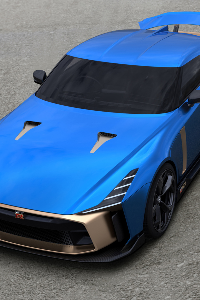 Синий автомобиль Nissan GT-R50 2019 года на сером асфальте