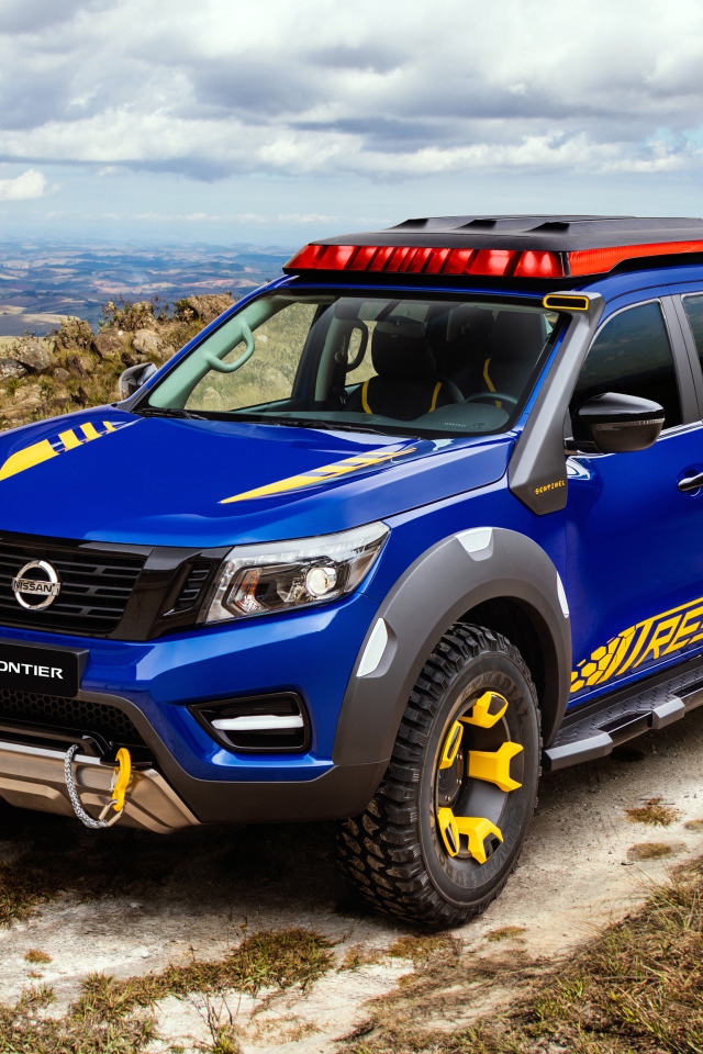 Синий внедорожник Nissan Terra на фоне неба