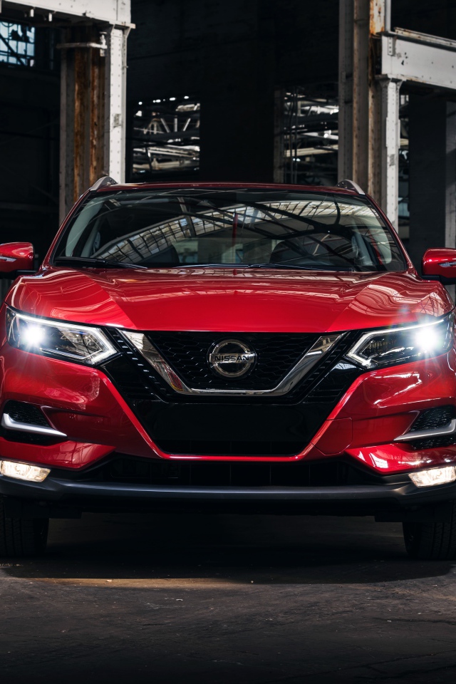 Красный автомобиль Nissan Rogue вид спереди