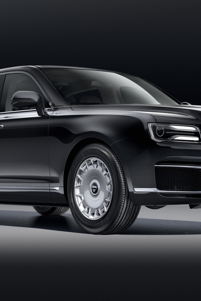 Черный автомобиль Aurus Sena 2018 года на сером фоне