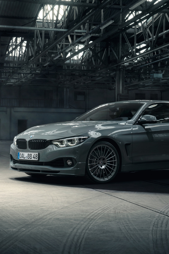 Серебристый автомобиль Alpina B4 S Bi-Turbo Edition 99 в гараже 