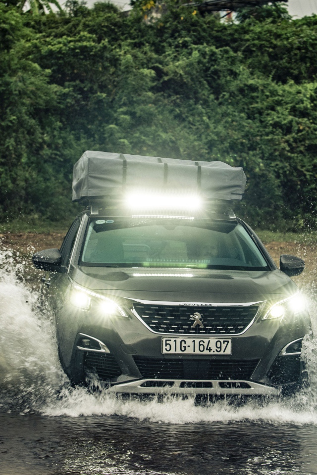 Автомобиль Peugeot Concept 3008 2019 года едет по воде