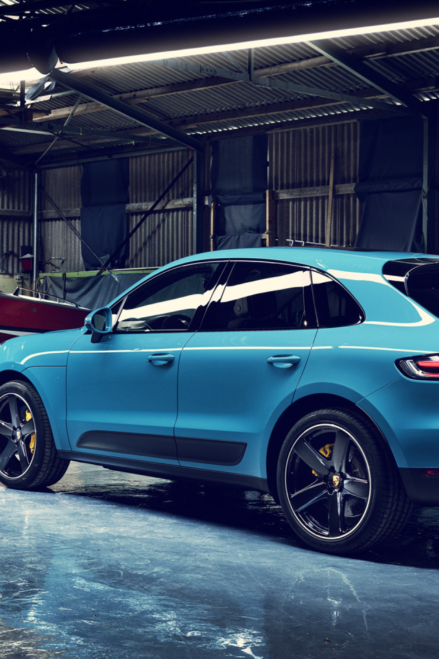 Голубой внедорожник Porsche Macan 2019 года вид сзади 