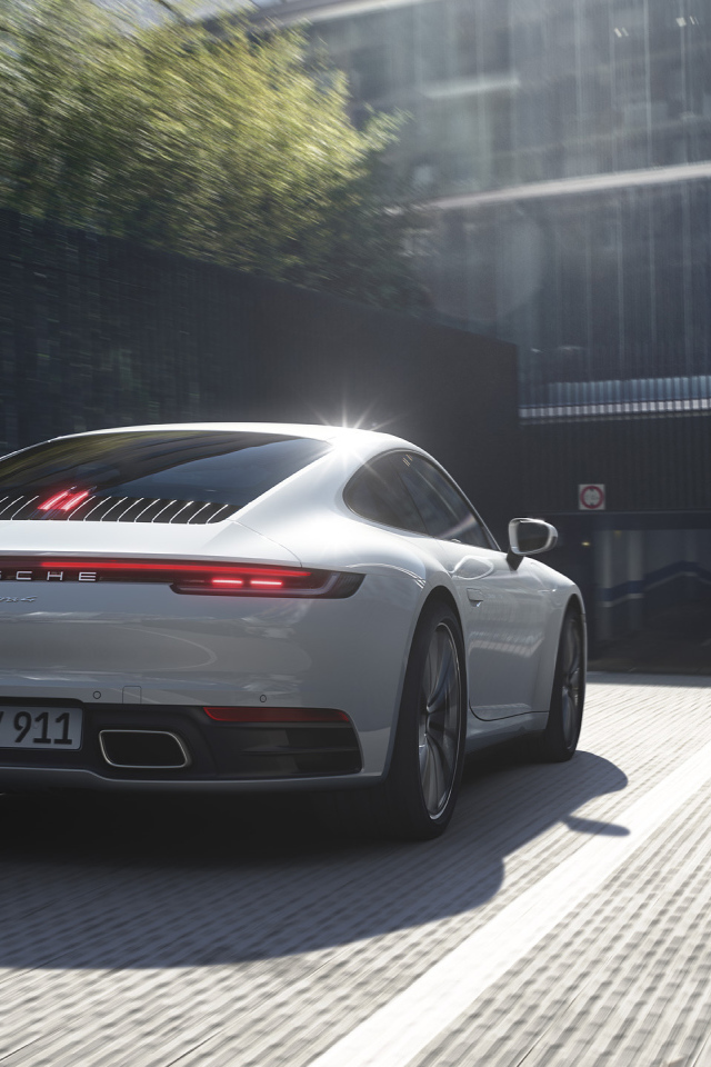 Автомобиль Porsche 911 Carrera 4 2019 года заезжает на парковку