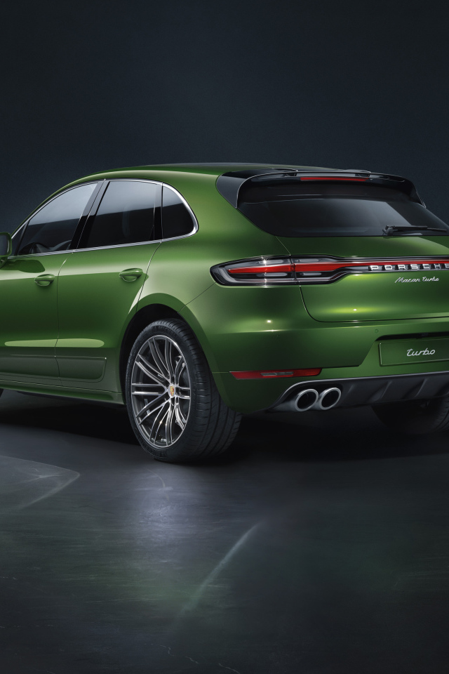 Зеленый автомобиль Porsche Macan Turbo 2019 года вид сзади