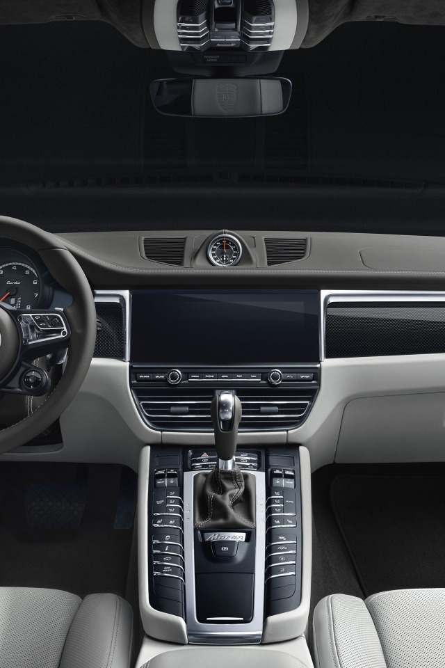 Салон автомобиля Porsche Macan Turbo 2019 года