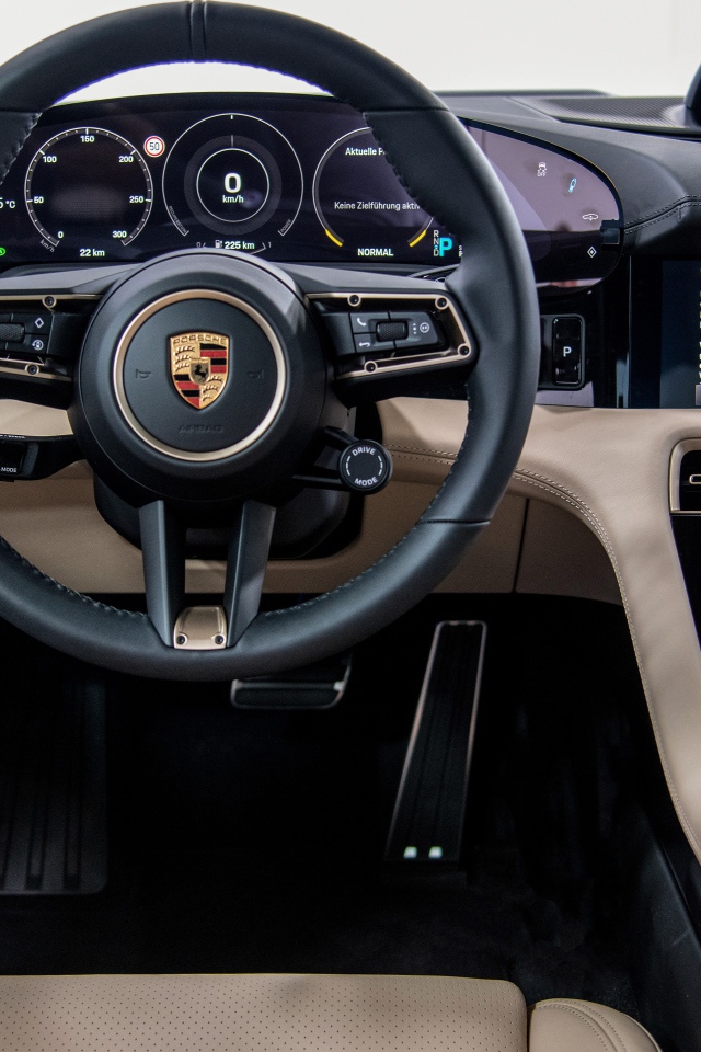 Салон автомобиля Porsche Taycan Turbo 2019 года 