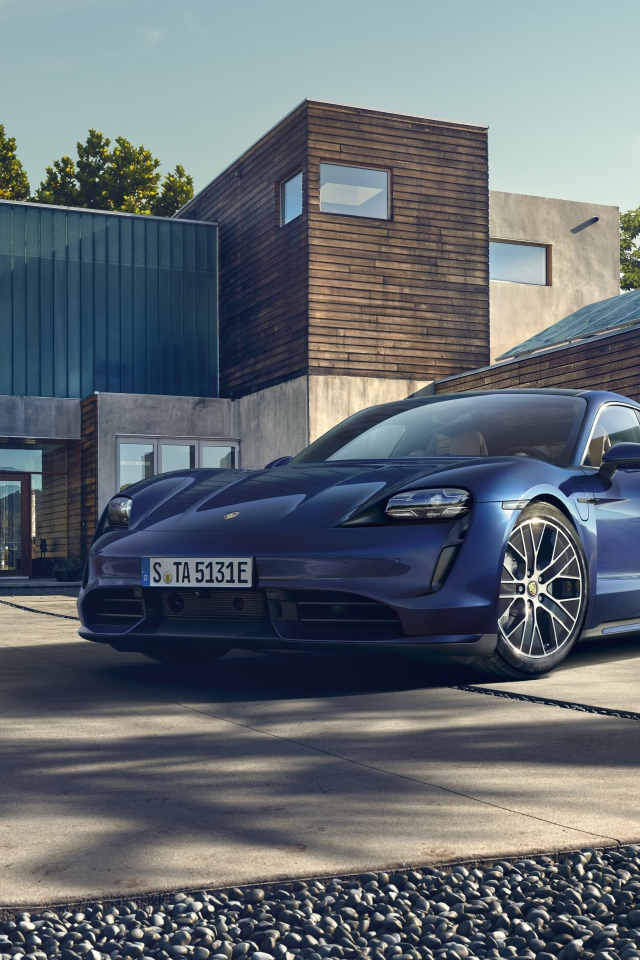 Автомобиль Porsche Taycan Turbo 2019 года стоит у дома