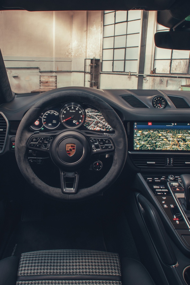 Черный салон автомобиля Porsche Cayenne Turbo Coupe 2019 года