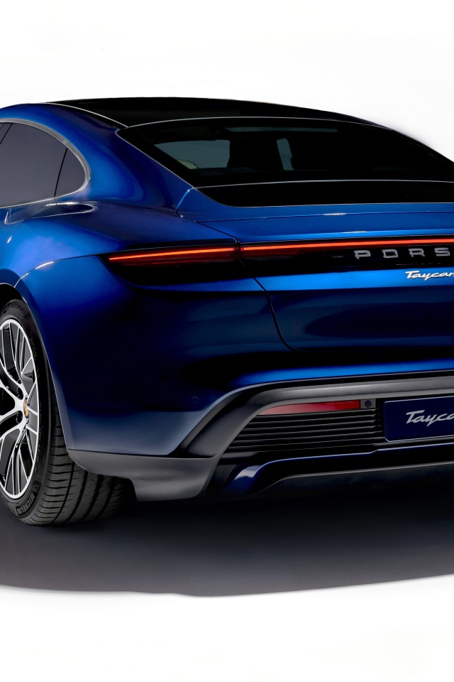 Синий автомобиль Porsche Taycan Turbo 2019 года на белом фоне
