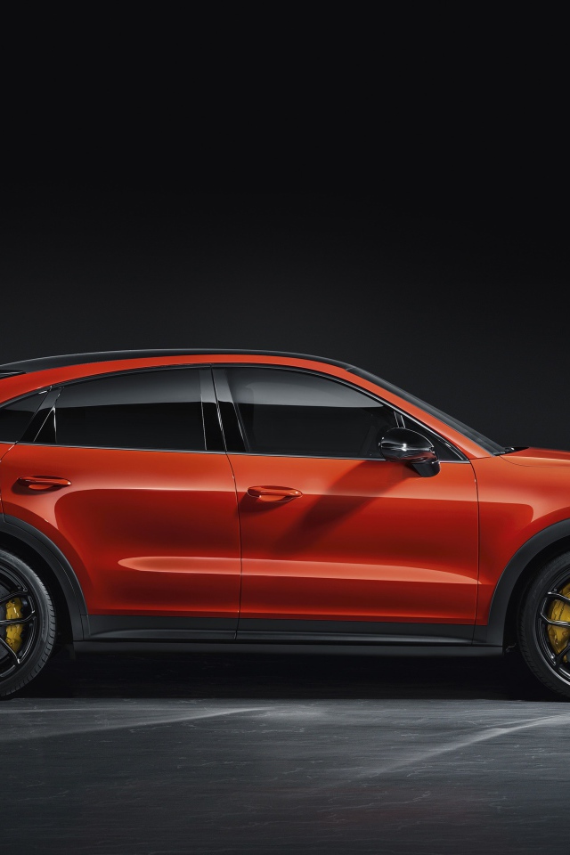 Автомобиль Porsche Cayenne Coupe 2019 года на сером фоне