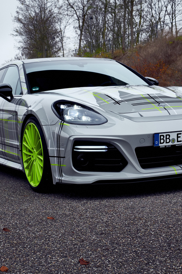 Серый автомобиль Porsche Panamera Turbo S E-Hybrid, 2019 года на трассе