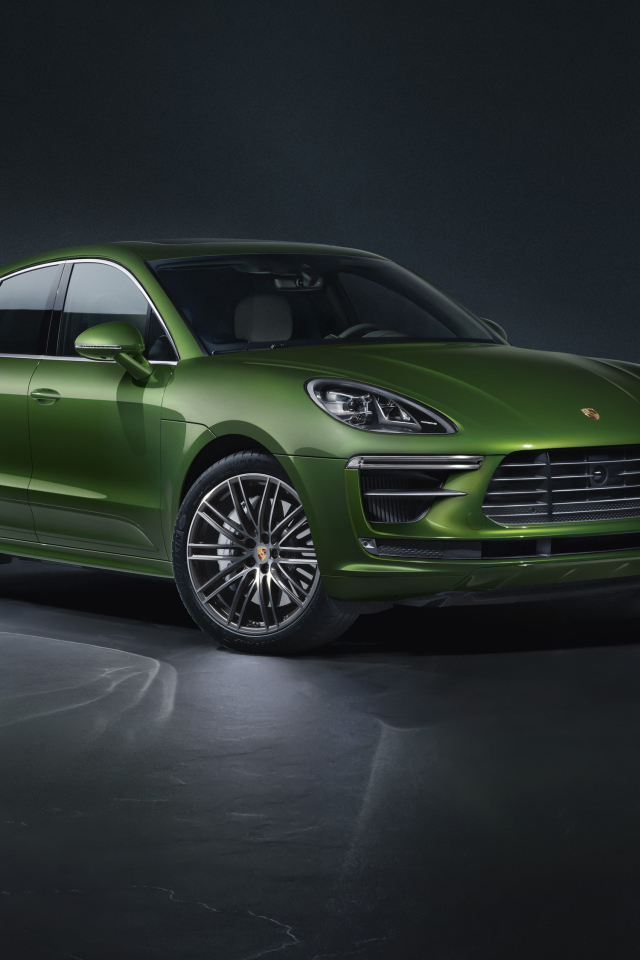 Зеленый автомобиль Porsche Macan Turbo 2019 года на сером фоне