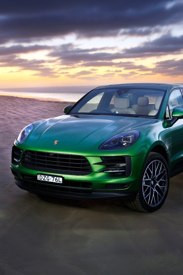 Зеленый автомобиль Porsche Macan S 2019 года на берегу океана 