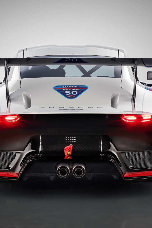 Автомобиль Porsche 935,  2019 года вид сзади