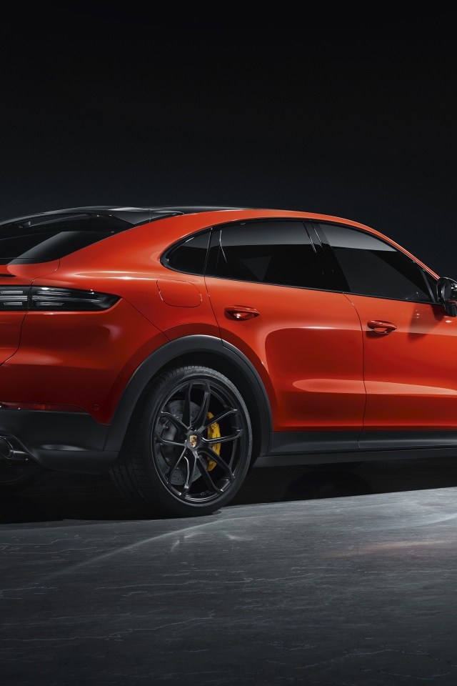 Красный автомобиль Porsche Cayenne Coupe 2019 года вид сзади