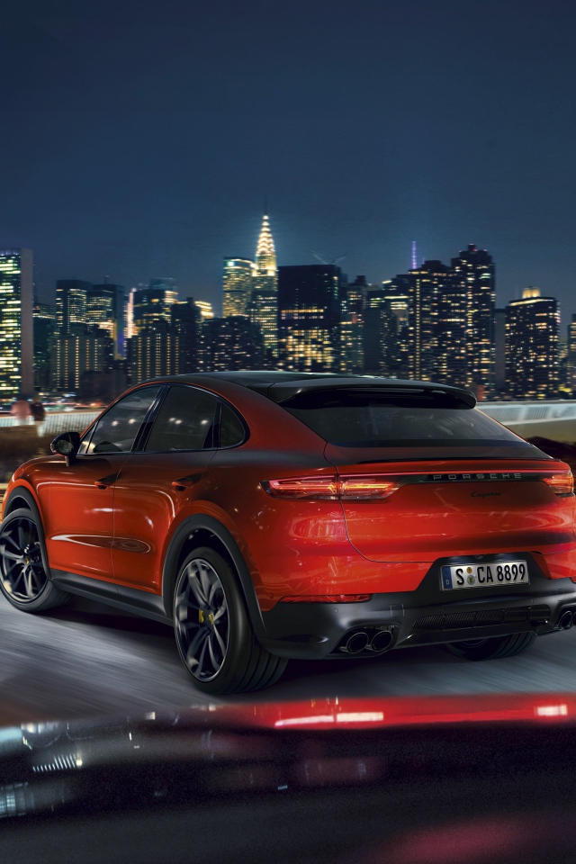 Красный внедорожник Porsche Cayenne Coupe 2019 года на фоне города