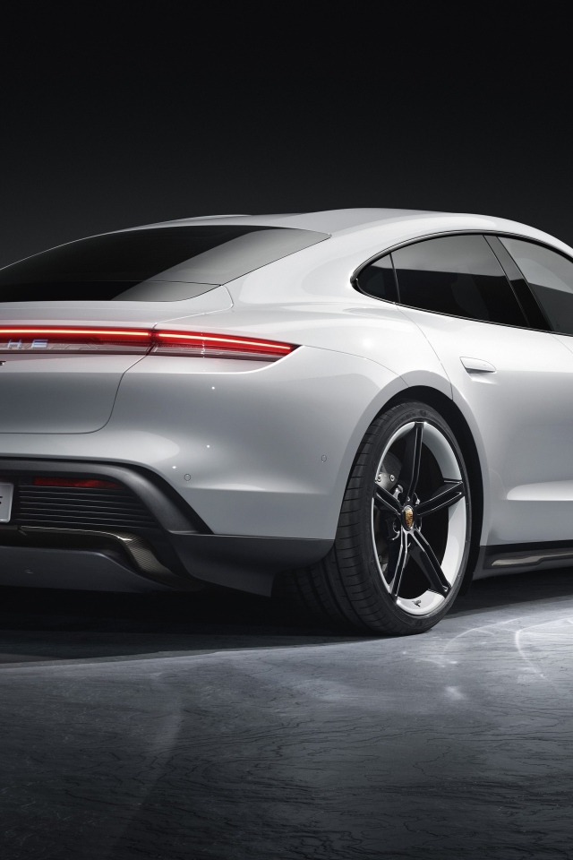 Серебристый автомобиль Porsche Taycan Turbo S 2019 года вид сзади