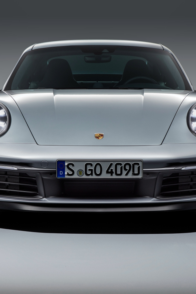 Серебристый автомобиль Porsche 911 Carrera 4S 2019 вид спереди